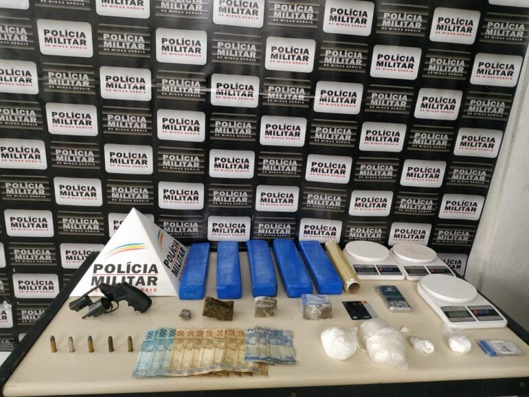 PM prende suspeitos de tráfico de drogas e apreende arma de fogo e munição em Monlevade