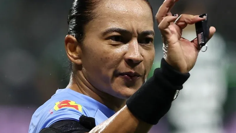 Edina Alves lidera equipe de arbitragem só com brasileiras no 1º dia da Copa do Mundo Feminina