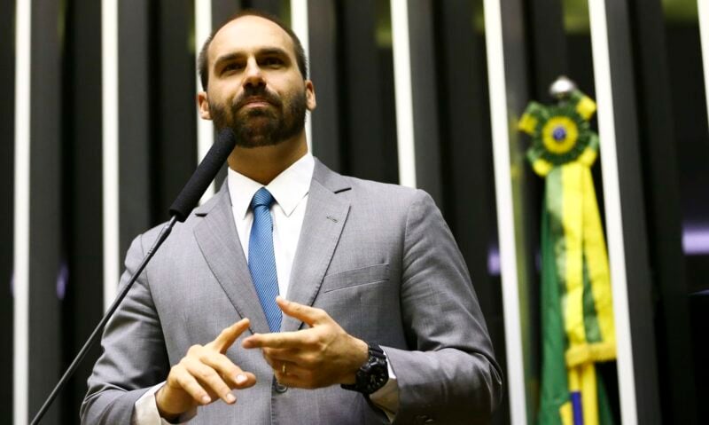 Eduardo Bolsonaro critica Nikolas Ferreira por não “engajar” a favor das tarifas ao Brasil