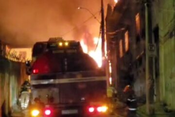 Incêndio de grandes proporções atinge prédio comercial em Belo Horizonte