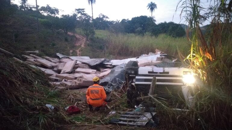 Motorista morre depois de carreta tombar na BR-381, em São Gonçalo