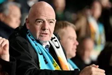 Presidente da Fifa é criticado por abandonar Copa do Mundo feminina para ir ao Taiti