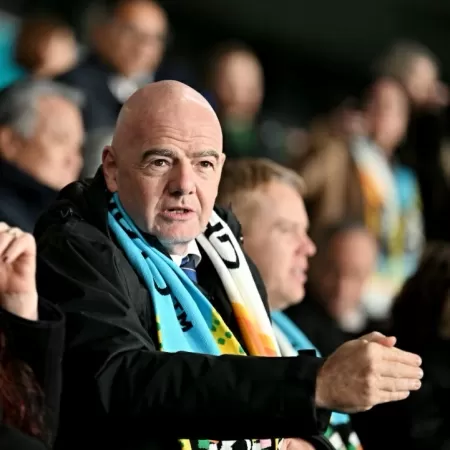 Presidente da Fifa é criticado por abandonar Copa do Mundo feminina para ir ao Taiti