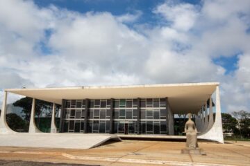 Senado começa a discutir PEC que limita poderes do STF