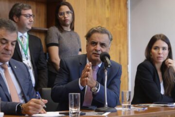 Aécio Neves diz que Lula impede a superação do antagonismo