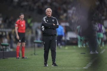 “Eu analiso do meu jeito”, diz Felipão em coletiva marcada por mau humor após derrota do Atlético
