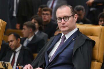 Moraes pede para Zanin marcar a data do julgamento de Bolsonaro e outros 7 réus