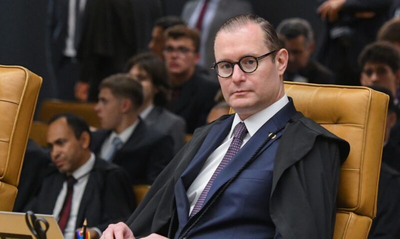 Moraes pede para Zanin marcar a data do julgamento de Bolsonaro e outros 7 réus