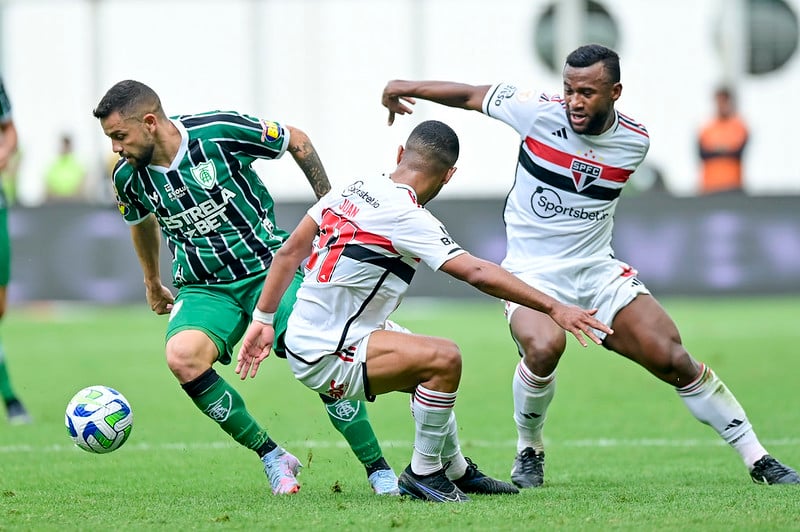 Com um jogador a menos, América-MG vence São Paulo e quebra sequência de 10 jogos sem vitória