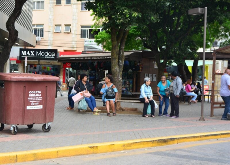Prefeitura de João Monlevade instala 100 containers móveis de lixo