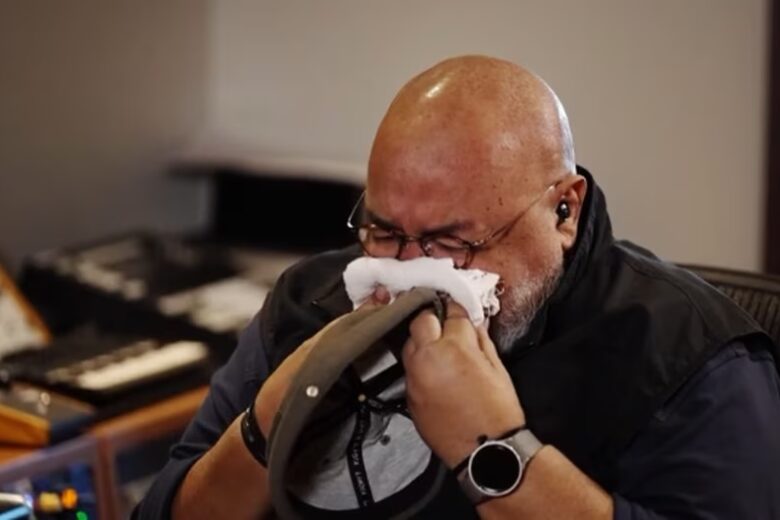Tratando um câncer, Jorge Aragão chora em entrevista e diz que batalha para viver e compor