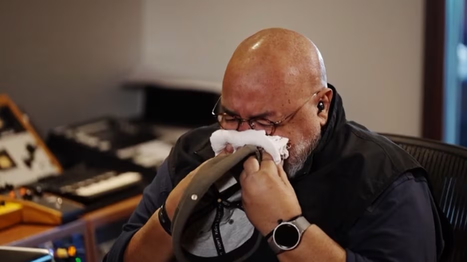 Tratando um câncer, Jorge Aragão chora em entrevista e diz que batalha para viver e compor