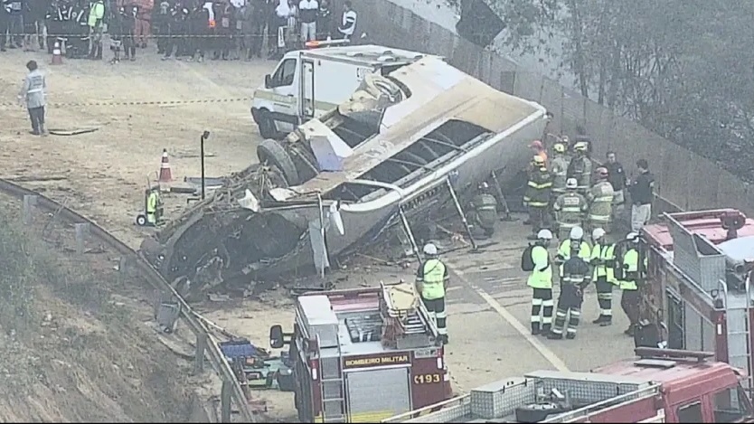 Três vítimas de acidente com ônibus de torcedores do Corinthians seguem internadas