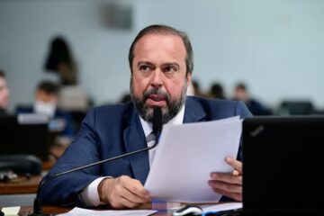 Ministro de Minas e Energia defende redução de encargos e subsídios na conta de luz