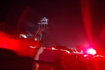 Itabira: homem sobe em poste de energia elétrica e se recusa a descer; equipes de segurança atuam no local
