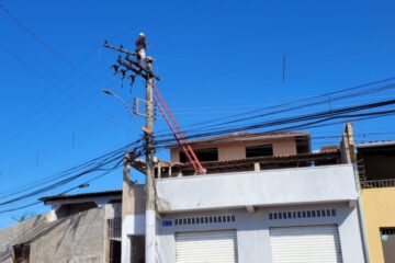 Homem está há mais de 17 horas em cima de um poste no Clóvis Alvim e segue se recusando a descer