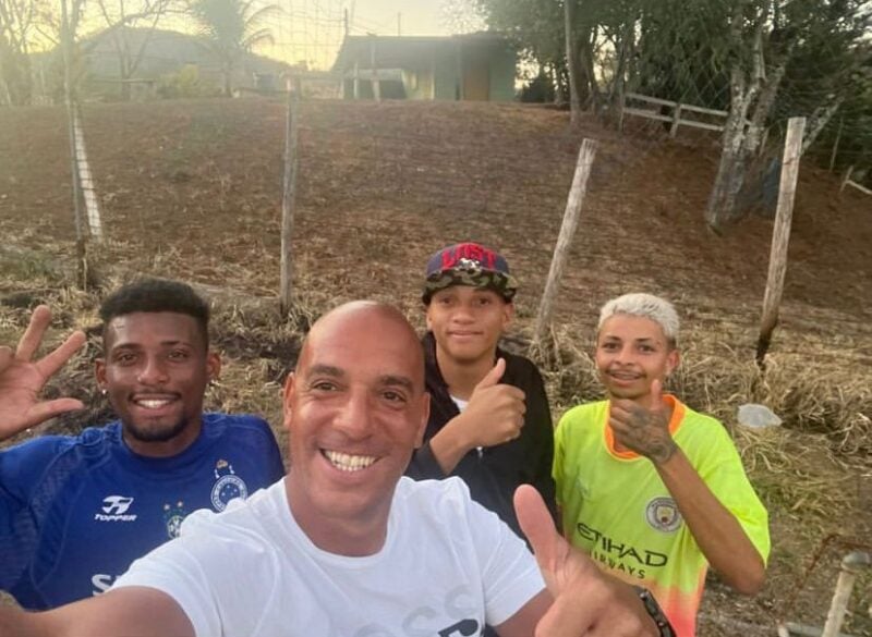 Pepa, treinador do Cruzeiro, participa de futebol com jovens na várzea; assista o vídeo