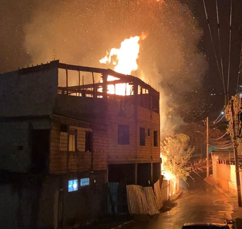 Itabira: incêndio que atingiu lote e residência no Santa Ruth pode ter sido provocado intencionalmente