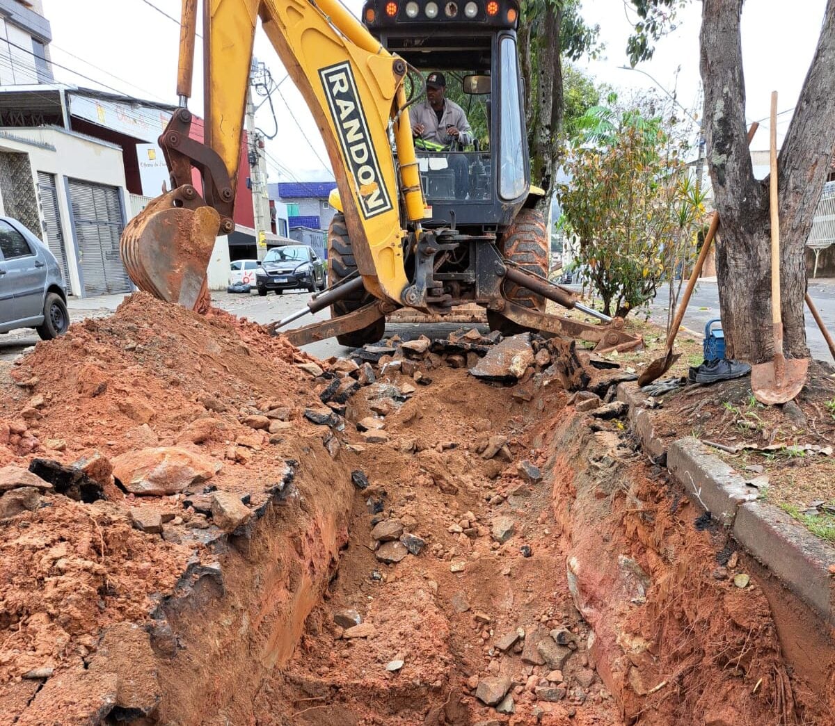 Itabira: intervenção do Saae interdita meia pista da MG-129 no Barreiro