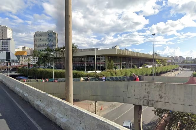 Homem furta celular, tenta fugir pulando de passarela e morre no centro de BH