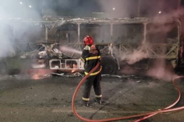 Ônibus é incendiado por criminosos após assalto na Grande BH