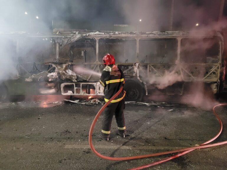 Ônibus é incendiado por criminosos após assalto na Grande BH