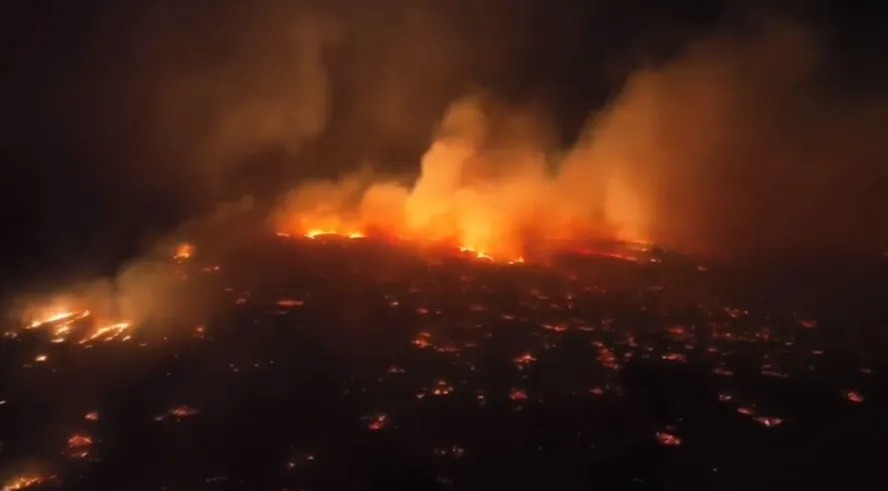 Moradores se jogam no Mar para escapar de incêndios no Havaí