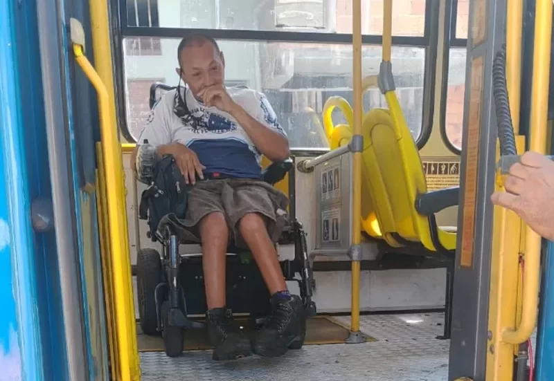BH: Cadeirante fica ‘preso’ por quatro horas dentro de ônibus após elevador estragar