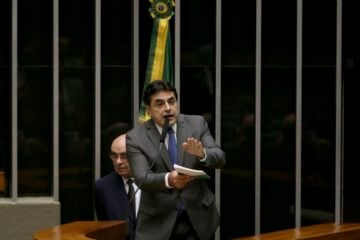 Deputado mineiro protocola projeto que autoriza o Congresso a suspender decisões do STF