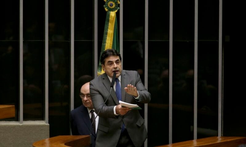 Deputado mineiro protocola projeto que autoriza o Congresso a suspender decisões do STF