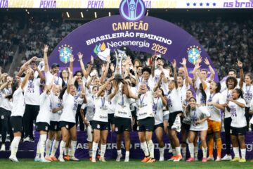 Na despedida de Arthur Elias, Corinthians conquista pentacampeonato