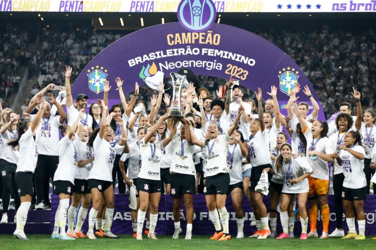 Na despedida de Arthur Elias, Corinthians conquista pentacampeonato
