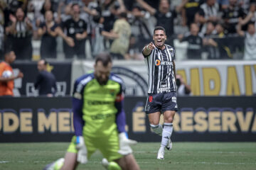 ‘‘Eu e Hulk nos entendemos muito bem’’, comemora Paulinho após marcar mais um gol em parceria com o atacante
