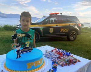 Criança que sonha em ser policial rodoviário federal ganha surpresa de aniversário da PRF
