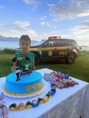Criança que sonha em ser policial rodoviário federal ganha surpresa de aniversário da PRF