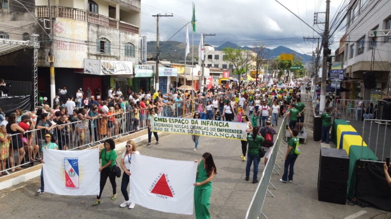 Milhares acompanham desfile de 7 de setembro em Fabriciano
