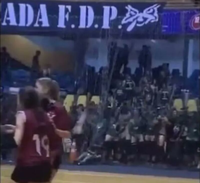 Universidade expulsa alunos de medicina que simularam ‘‘masturbação coletiva’’ durante jogo de vôlei feminino