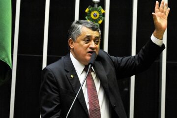 Medalhas militares concedidas a Randolfe Rodrigues e José Guimarães azedam relação com as Forças Armadas