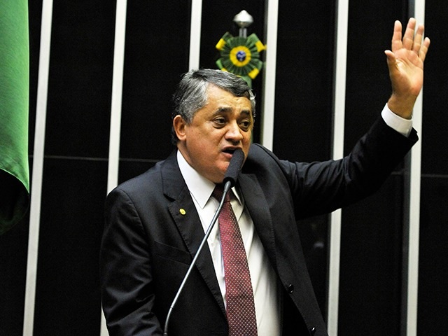 Medalhas militares concedidas a Randolfe Rodrigues e José Guimarães azedam relação com as Forças Armadas