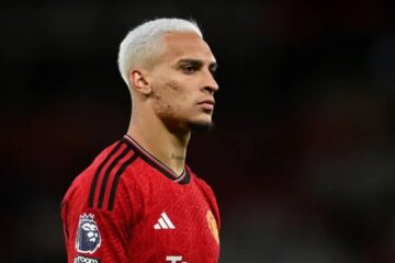 Antony é afastado do Manchester United para responder acusações de agressão