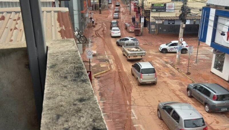 Temporal alaga avenidas e cancela show de Eduardo Costa em João Monlevade