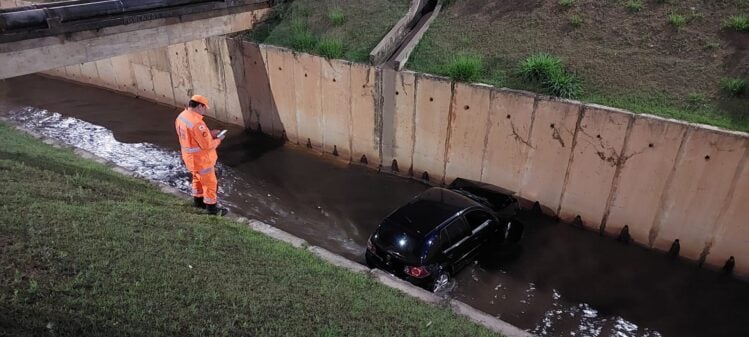 Carro cai em canal da Avenida Integração em Itabira