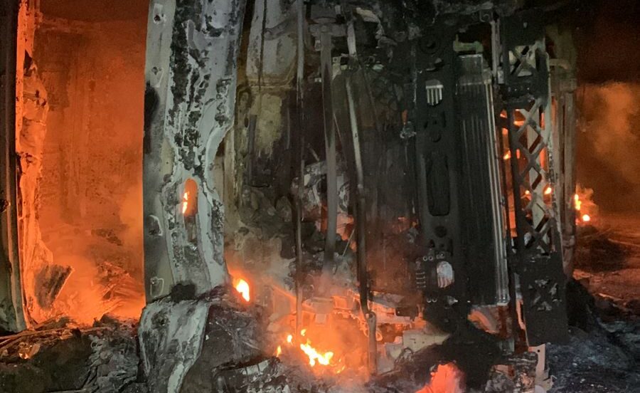 Motorista foge após carreta tombar e pegar fogo na MG-129, em Catas Altas