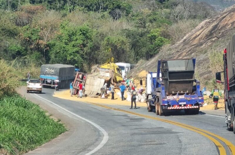 Carreta com grãos de milho tomba na BR-381, entre São Gonçalo e João Monlevade