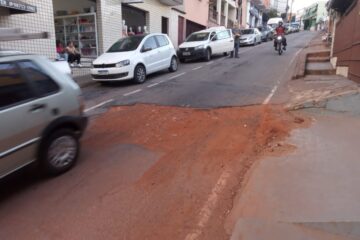 Buraco aberto há mais de duas semanas na rua São José tem causado quedas de pedestres e danos a veículos