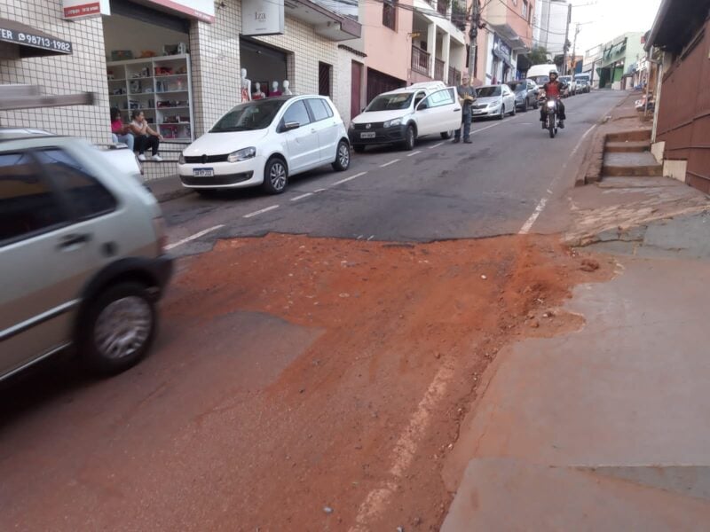 Buraco aberto há mais de duas semanas na rua São José tem causado quedas de pedestres e danos a veículos