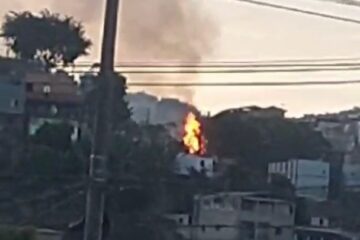 Incêndio em lote vago assusta moradores em Itabira