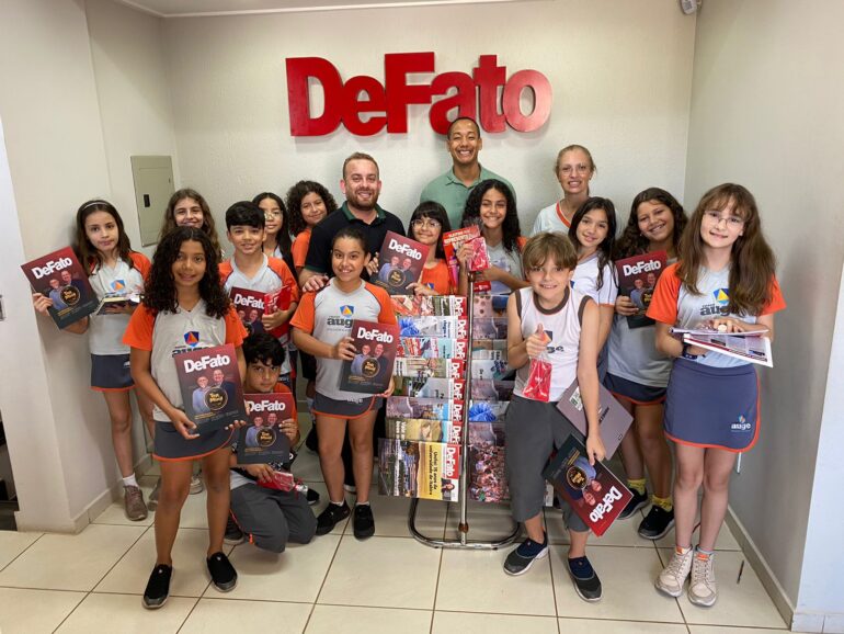 Visita especial: estudantes do Colégio Auge conhecem a redação da DeFato