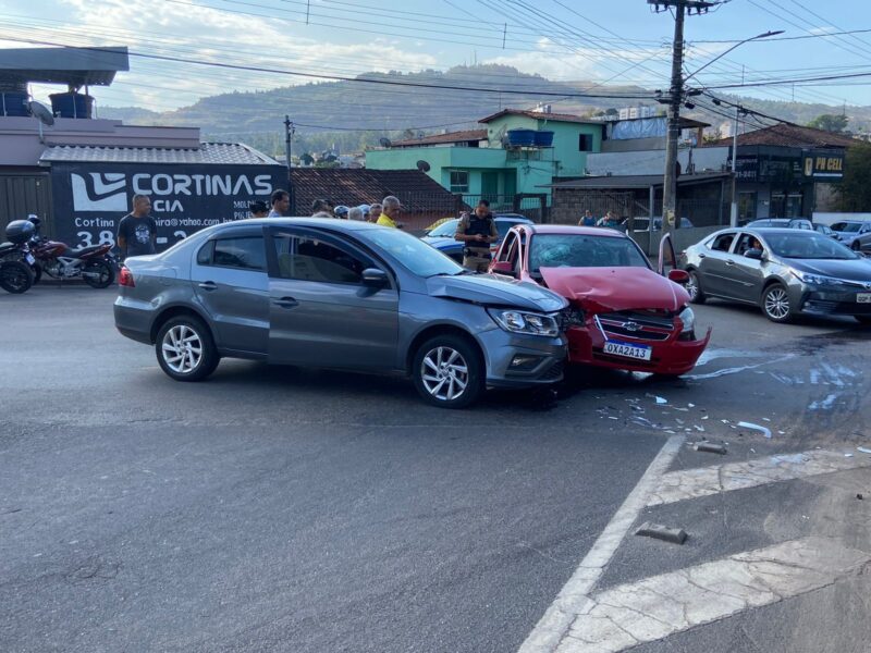 Samu é acionado após colisão entre dois carros no bairro Esplanada da Estação