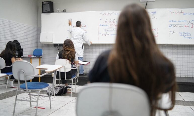 Professores da rede particular de BH paralisam as atividades nesta terça-feira